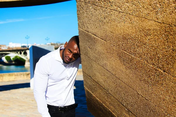 Afroamerikansk Man Affärsresa Till Europa Utnyttjar Några Dagar För Sightseeing — Stockfoto