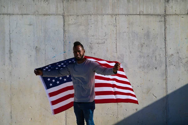 Hombre Afroamericano Sostiene Bandera Los Estados Unidos Sus Manos Está — Foto de Stock