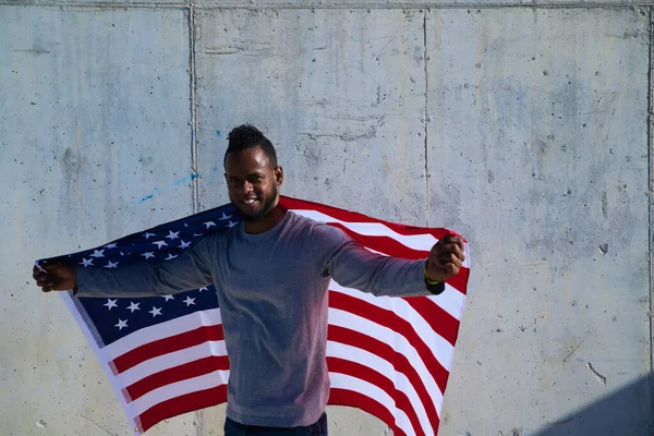 Hombre Afroamericano Sostiene Bandera Los Estados Unidos Sus Manos Está — Foto de Stock