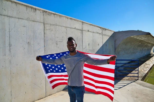 Den Afroamerikanska Mannen Håller Förenta Staternas Flagga Sina Händer Han — Stockfoto