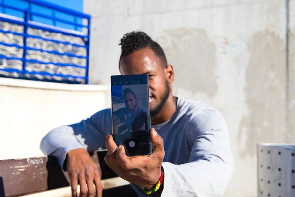 Hombre Afroamericano Sentado Banco Del Parque Tomando Selfi Con Teléfono — Foto de Stock