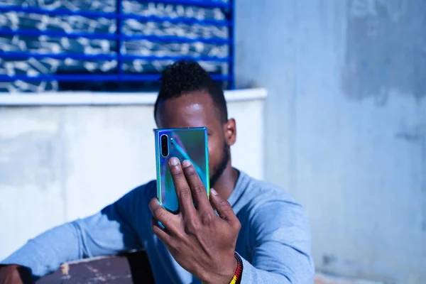 Hombre Afroamericano Sentado Banco Del Parque Tomando Selfi Con Teléfono — Foto de Stock