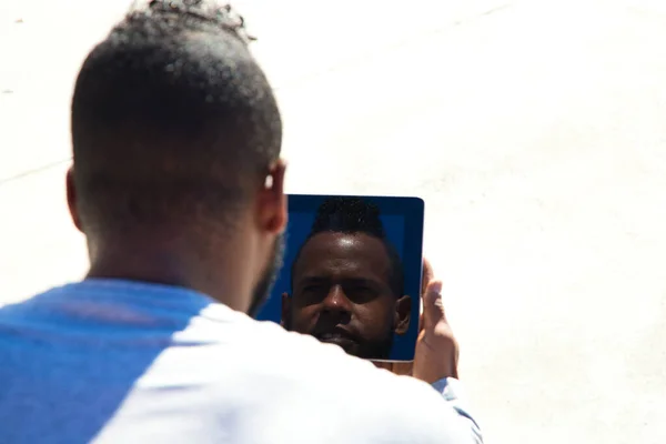 Afroamericano Que Trabaja Televisivamente Parque Hombre Está Mirando Pantalla Computadora — Foto de Stock