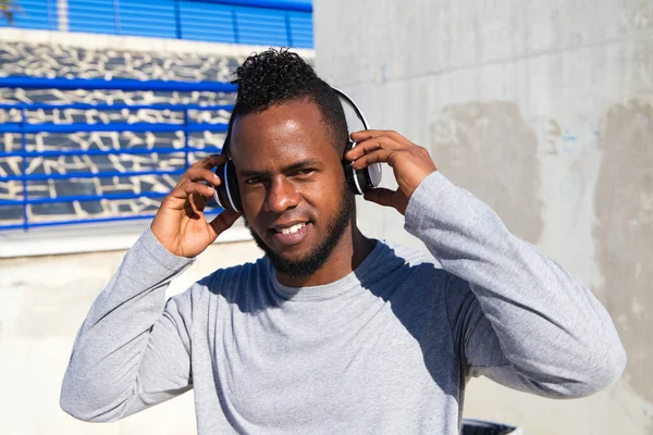 Hombre Afroamericano Escuchando Música Con Auriculares Blancos Hombre Feliz Porque — Foto de Stock