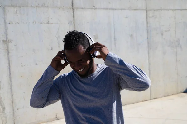 Hombre Afroamericano Escuchando Música Con Auriculares Blancos Hombre Feliz Porque — Foto de Stock