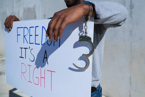 Αφρο Αμερικάνος Κρατάει Πανό Που Λέει Ότι Ελευθερία Είναι Δικαίωμα — Φωτογραφία Αρχείου