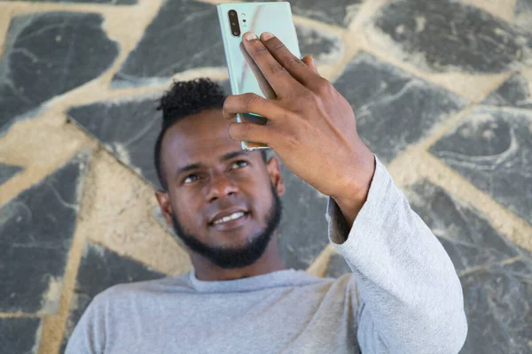 Hombre Afroamericano Sentado Banco Del Parque Tomando Selfi Con Teléfono — Foto de Stock