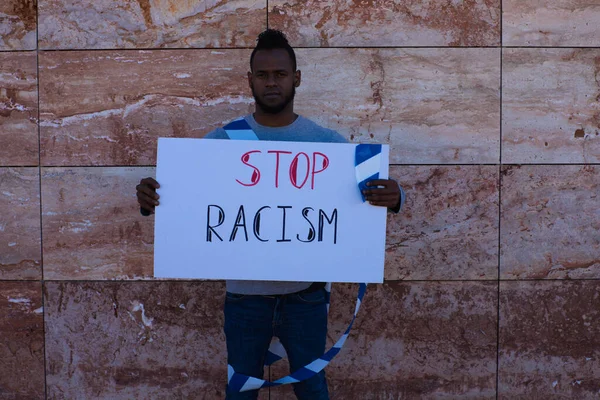 Afroamerykanin Ścianie Trzyma Znak Który Mówi Powstrzymaniu Rasizmu Facet Nosi — Zdjęcie stockowe