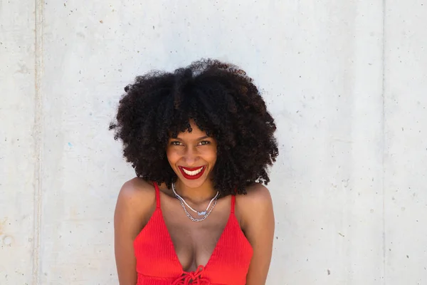 Bela Mulher Afro Americana Sorrindo Olhando Para Câmera Fazendo Diferentes — Fotografia de Stock