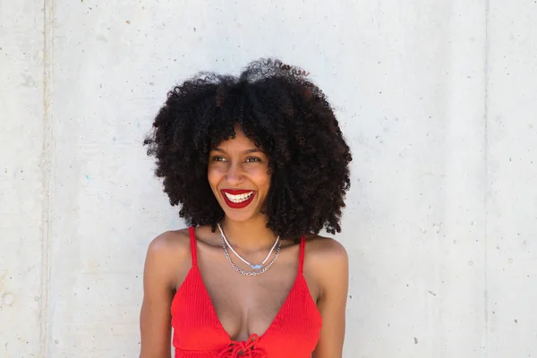 Bella Donna Afro Americana Sorridente Guardando Fotocamera Facendo Diverse Pose — Foto Stock