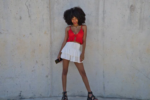 Bela Mulher Afro Americana Sorrindo Olhando Para Câmera Fazendo Diferentes — Fotografia de Stock