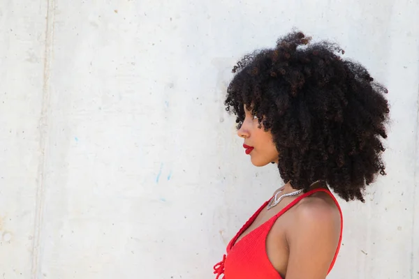 Bella Donna Afro Americana Sorridente Guardando Fotocamera Facendo Diverse Pose — Foto Stock