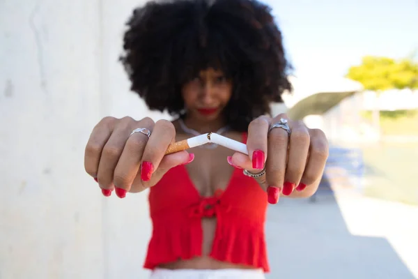 美丽的非洲裔美国女人打破香烟 看着相机 开展戒烟宣传运动 健康概念 无烟世界 — 图库照片