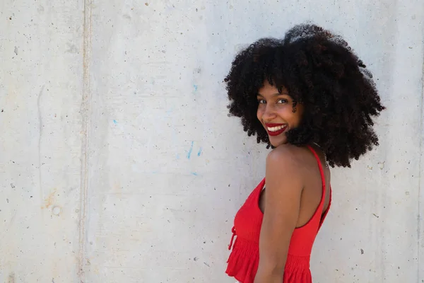 Bella Donna Afro Americana Sorridente Guardando Fotocamera Facendo Diverse Pose — Foto Stock