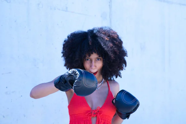 Beautiful Afro American Woman Boxing Gloves Claiming Women Rights Mistreatment — Stock Photo, Image