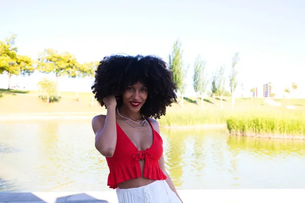 Bella Donna Afro Americana Sorridente Guardando Fotocamera Facendo Diverse Pose — Foto Stock