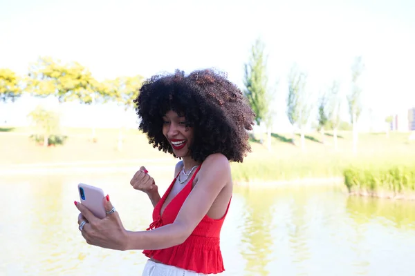 Bella Donna Afro Americana Che Parla Videochiamata Molto Felice Donna — Foto Stock