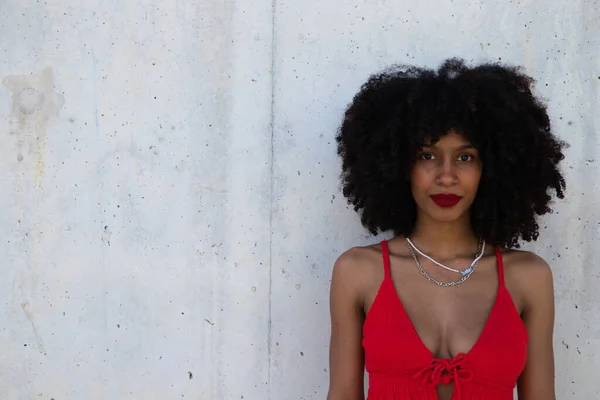 Bella Donna Afro Americana Sorridente Guardando Fotocamera Facendo Diverse Pose — Foto Stock