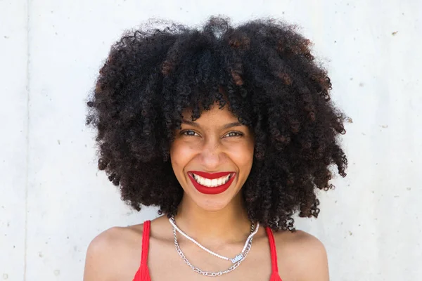 Bella Donna Afro Americana Sorridente Guardando Fotocamera Facendo Diverse Pose — Foto Stock