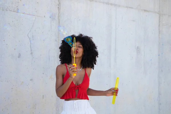 Bella Donna Afro Americana Che Bolle Sapone Nel Parco Donna — Foto Stock