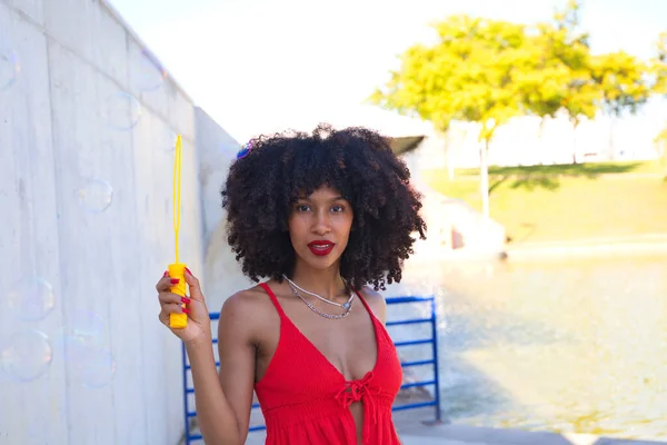 Bella Donna Afro Americana Che Bolle Sapone Nel Parco Donna — Foto Stock