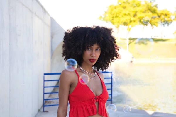 Bella Donna Afro Americana Che Gioca Con Bolle Sapone Donna — Foto Stock