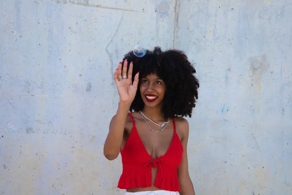 Bella Donna Afro Americana Che Gioca Con Bolle Sapone Donna — Foto Stock