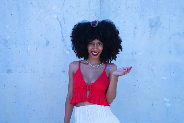 Bella Donna Afro Americana Che Gioca Con Bolle Sapone Donna — Foto Stock