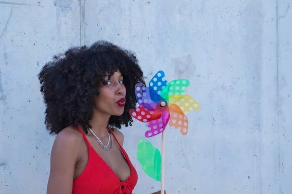 Giovane Bella Donna Afro Americana Tiene Mano Mulino Vento Sta — Foto Stock