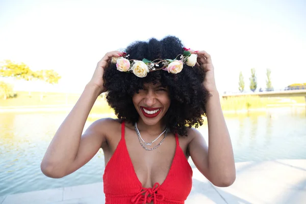 Bella Giovane Donna Afro Americana Facendo Diverse Pose Gesti Sulla — Foto Stock