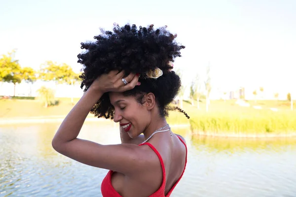Bella Giovane Donna Afro Americana Facendo Diverse Pose Gesti Sulla — Foto Stock