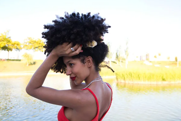 Bella Giovane Donna Afro Americana Facendo Diverse Pose Gesti Sulla — Foto Stock