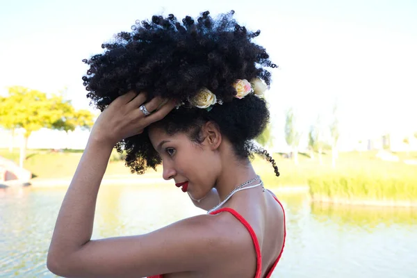 Bella Giovane Donna Afro Americana Facendo Diverse Pose Gesti Sulla — Foto Stock