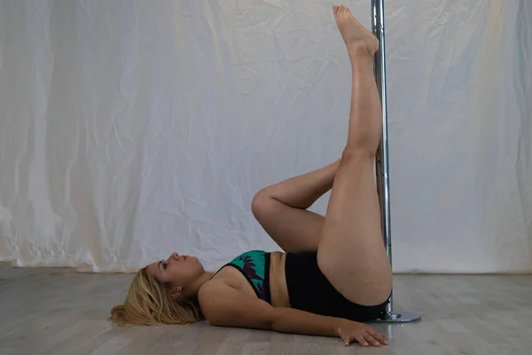 Pole Dancer Sdraiata Sul Pavimento Facendo Diverse Pose Con Gambe — Foto Stock