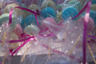 Hamile bir kadın ve müstakbel bebeğinin kutlaması için şekerleme ve şekerlemelerin ayrıntıları. Şekerlerin tadı ve dokuları farklı..