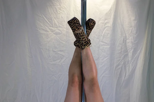 Деталь Ніг Полюса Танцівниці Леопардовими Підборами Ноги Заплутані Полюсі Полюс — стокове фото