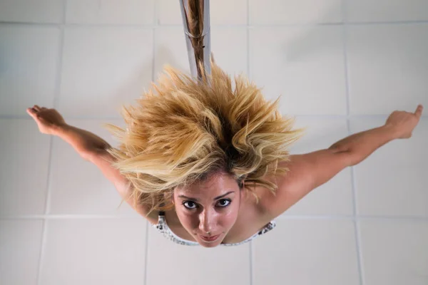 Pole Dancer Appesa Piedi Dal Bar Guardando Verso Fotocamera Modella — Foto Stock