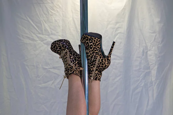 Detail Pole Dancer Feet Leopard Heels Feet Entangled Pole While — Stock Photo, Image