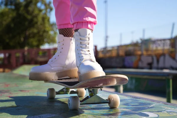 Details Girl Feet Skateboard Girl Wearing Pink Trousers White Boots — Stock Photo, Image