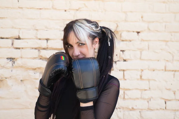 Joven Hermosa Chica Con Una Tendencia Punky Lleva Guantes Boxeo —  Fotos de Stock