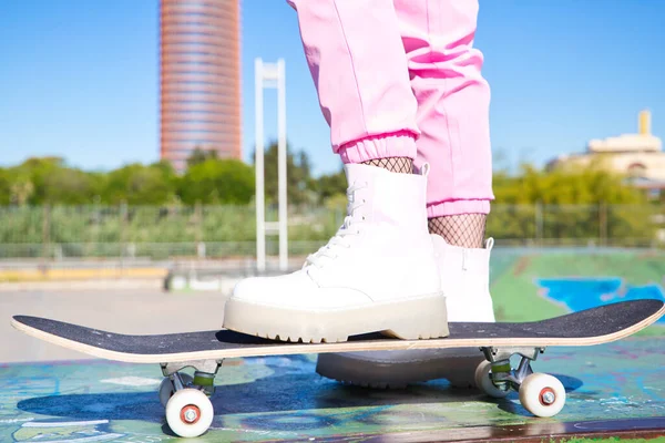 Details Girl Feet Skateboard Girl Wearing Pink Trousers White Boots — Stock Photo, Image