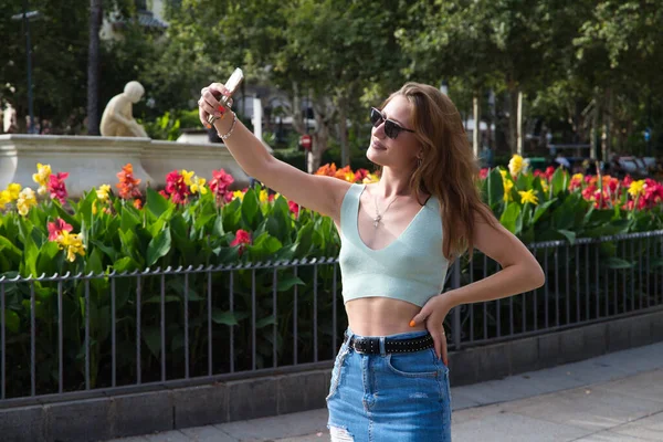 Mladá Krásná Žena Brát Selfie Výlet Města Dovolenou Žena Zrzavé — Stock fotografie