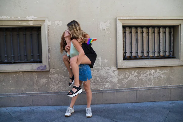 Duas Belas Jovens Mulheres Férias Mulheres São Lésbicas Uma Carrega — Fotografia de Stock
