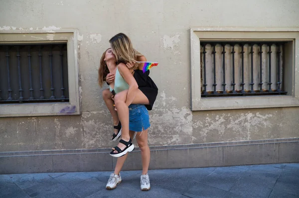 Dos Hermosas Mujeres Jóvenes Vacaciones Las Mujeres Son Lesbianas Una —  Fotos de Stock