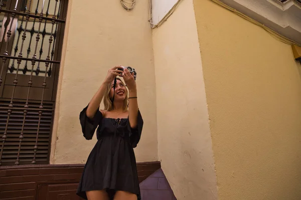 Hermosa Joven Vacaciones Ella Está Tomando Una Foto Monumento Calle — Foto de Stock