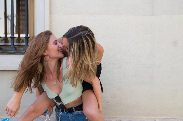 Dvě Krásné Mladé Ženy Dovolené Ženy Jsou Lesby Jedna Nese — Stock fotografie