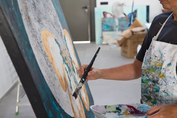 Деталь Зрелой Женщины Рисующей Бабочку Белом Холсте Своей Студии Концепт — стоковое фото