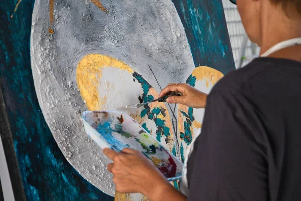 Detalle Una Mujer Madura Pintando Una Mariposa Sobre Lienzo Blanco — Foto de Stock