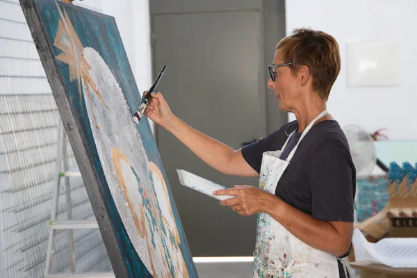 Деталь Зрелой Женщины Рисующей Бабочку Белом Холсте Своей Студии Концепт — стоковое фото