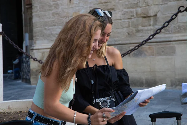Две Молодые Красивые Женщины Осматривают Город Девочки Смотрят Карту Города — стоковое фото